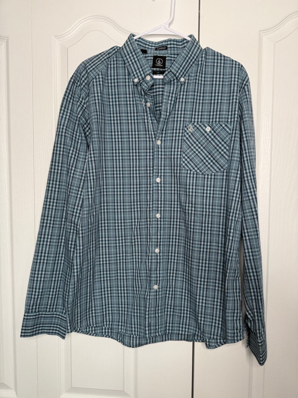 Volcom blue plaid men’s button down shirt size large